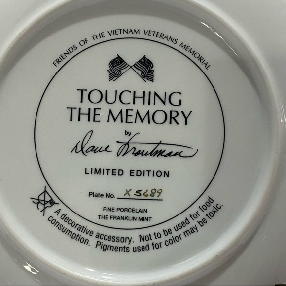 Franklin Mint "Touching the Memory" Vietnam Veterans Memorial Plate Troutman - Picture 5 of 5